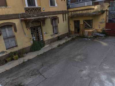 Riusciamo anche a scorgere una sedia e un materasso poggiati su una piazzola asfaltata che in passato doveva fungere da parcheggio per le auto
